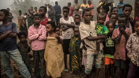 刚果学龄儿童经常被迫采矿以支付家庭费用
